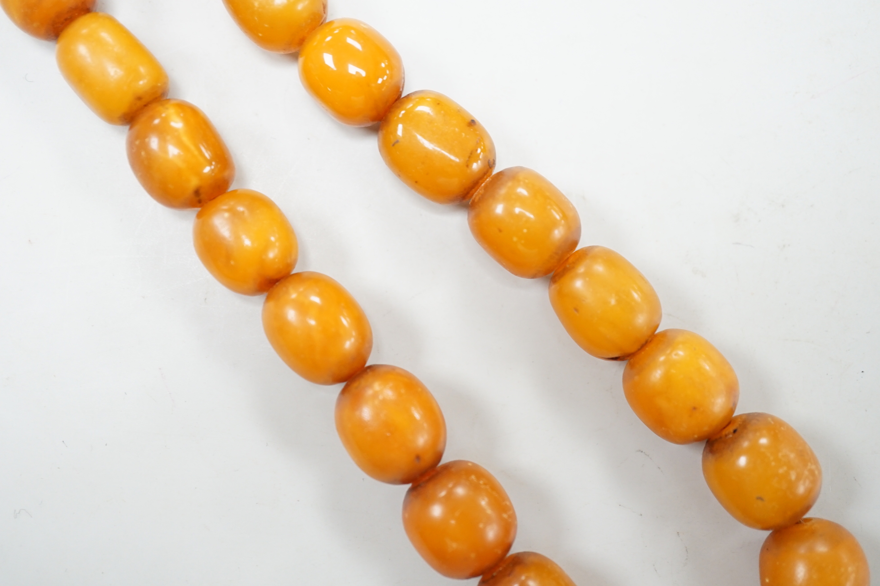 A single strand amber bead necklace, 36cm, gross weight 39 grams.